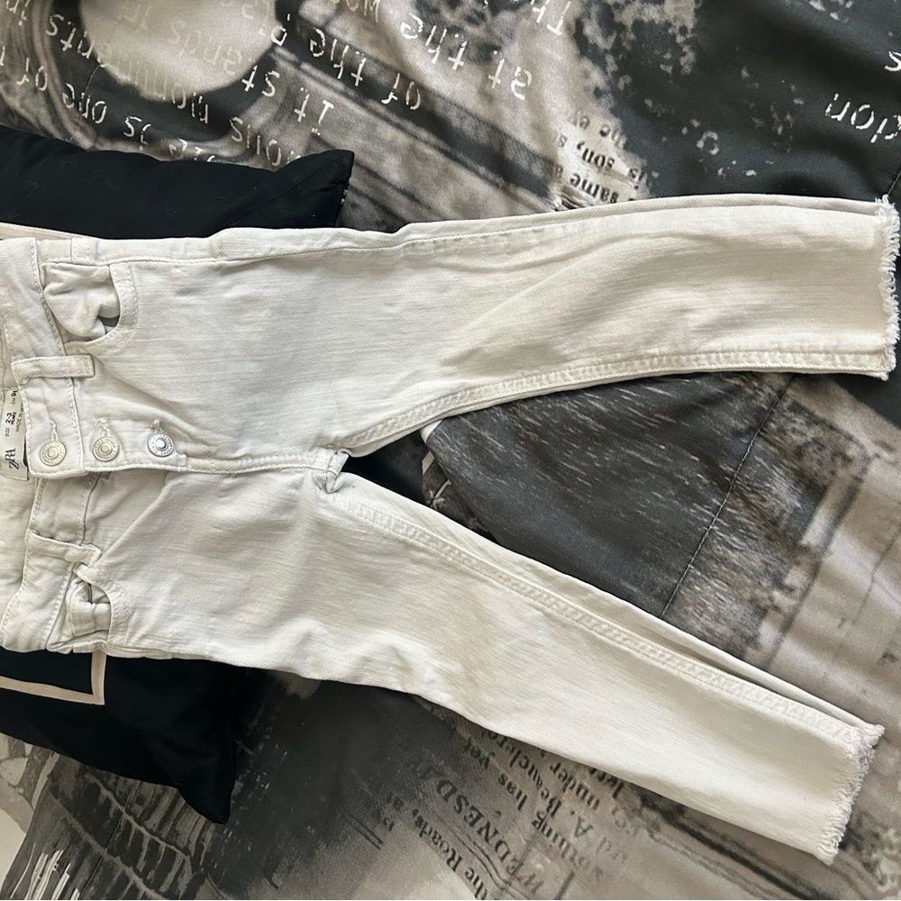 Zara Cream Ankle Cropped Jeans
